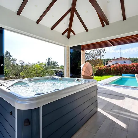 Stunning In With Swimming Pool בית נופש *