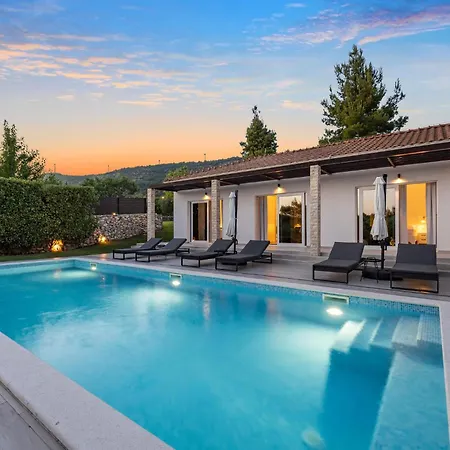 Stunning In With Swimming Pool בית נופש