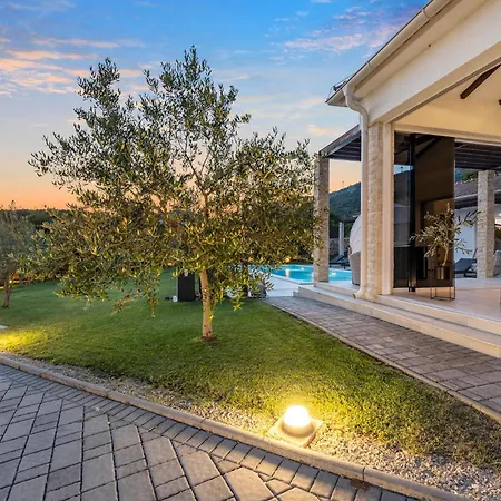 בית נופש Stunning In With Swimming Pool *