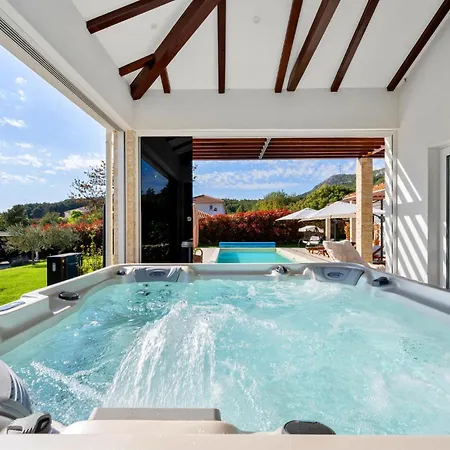 Stunning In With Swimming Pool בית נופש *